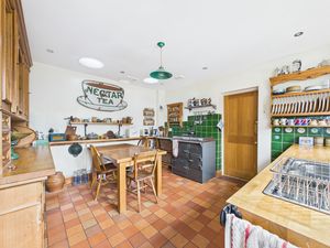 Kitchen/Breakfast Room- click for photo gallery